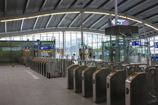 844995 Gezicht in de vrijwel lege stationshal bij de toegangspoortjes van Utrecht Centraal tijdens een 24-uurs openbaar ...